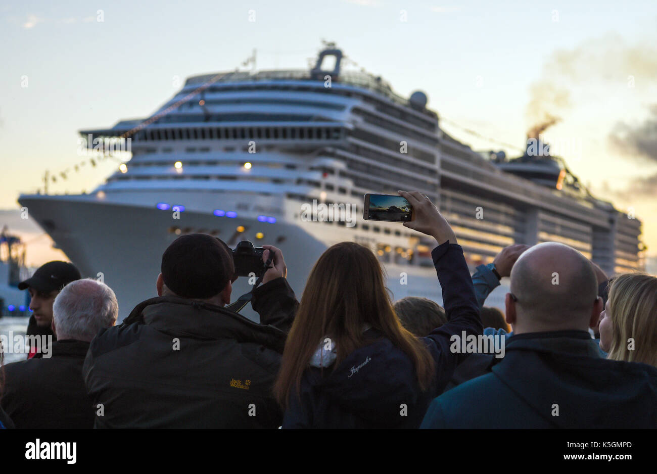 Hambourg, Allemagne. Sep 9, 2017. dpatop - visiteurs regarder le navire de croisière de passage "msc preziosa' durant la croisière Croisière festival à Hambourg jours à l'elbe à Hambourg, Allemagne, 9 septembre 2017. photo : Georg wendt/dpa/Alamy live news Banque D'Images