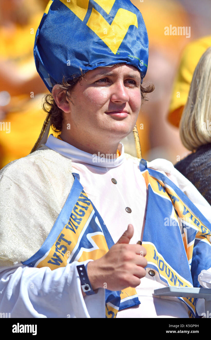 Morgantown, West Virginia, USA. Sep 9, 2017. Un ventilateur, West Virginia Mountaineers dans une pseudo tenue papale, donne un coup de pouce au cours de la partie, joué à Mountaineer Field de Morgantown, WV. WVU battre 56-20 de l'ECU. Credit : Ken Inness/ZUMA/Alamy Fil Live News Banque D'Images