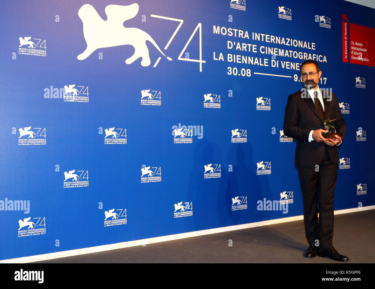 Venise, Italie. 9 septembre 2017. Vahid Jalilvand pose avec le Prix Orizzonti pour le meilleur réalisateur et le Prix Orizzonti pour le meilleur acteur pour 'Bedoone Tarikh, Bedoone Emza' au cours du Photocall Award lors du 74e Festival International du film de Venise au Lido de Venise le 9 septembre 2017. Crédit: Andrea Spinelli/Alay Live News Banque D'Images