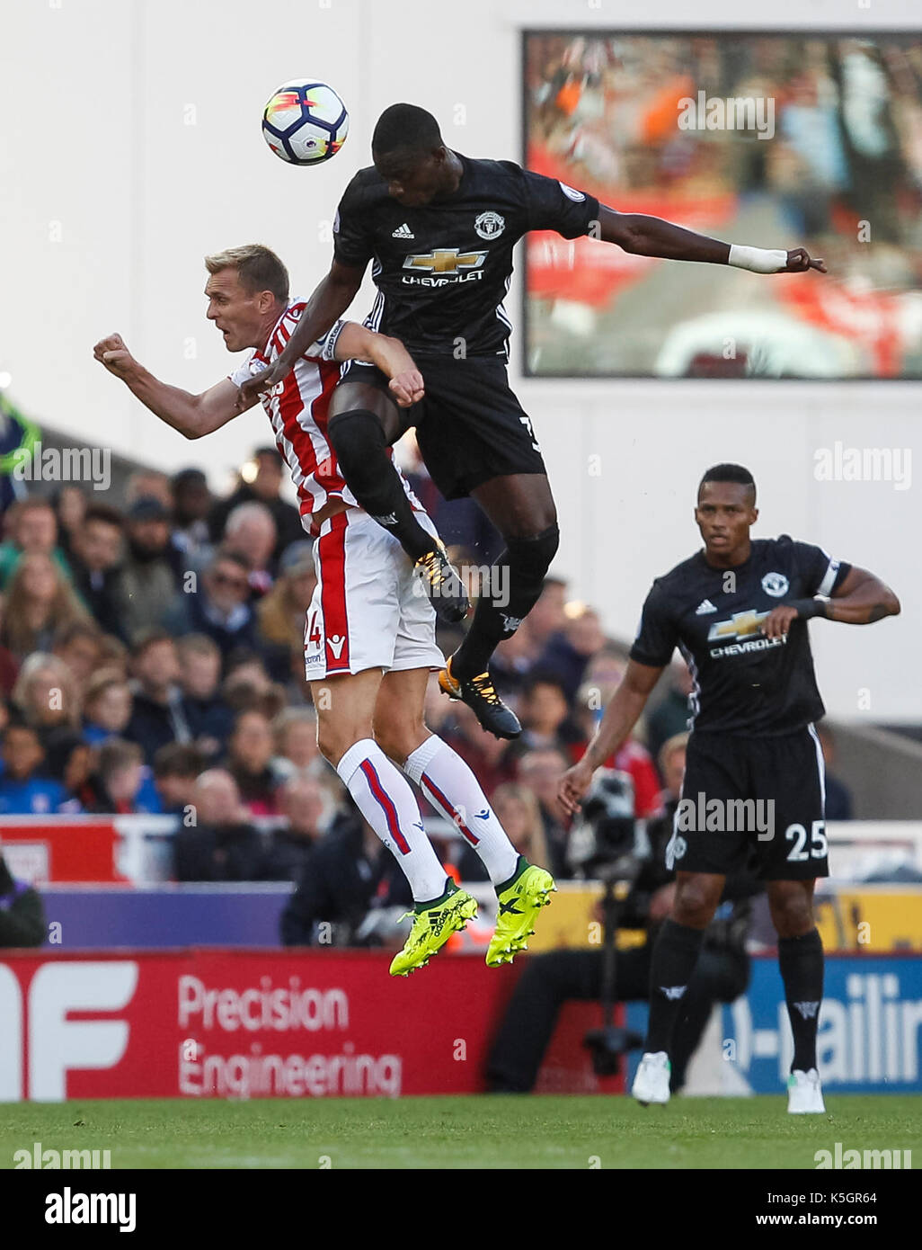 Stoke-on-Trent, Royaume-Uni. 9 septembre, 2017. Darren Fletcher de Stoke City et Eric bailly de Manchester United au cours de la Premier League match entre Stoke City et Manchester United au stade de bet365 le 9 septembre 2017 à Stoke-on-Trent, Angleterre. crédit : phc images/Alamy live news Banque D'Images