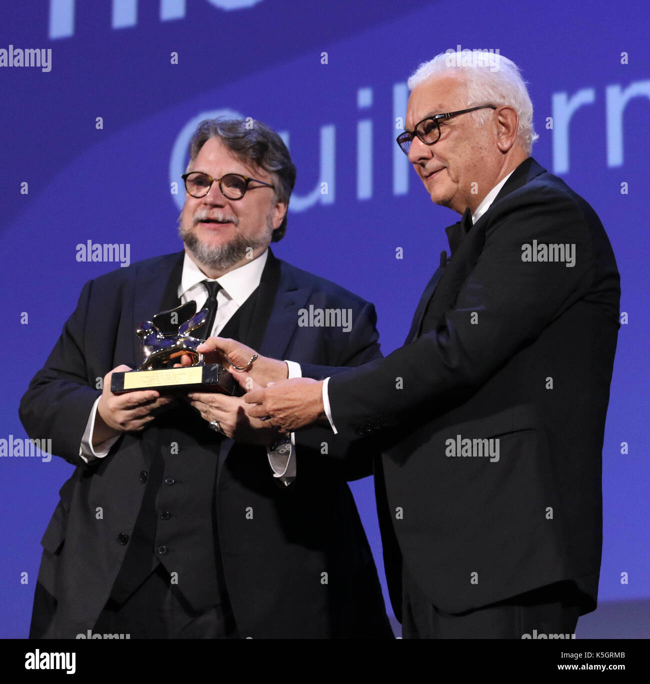 L'Europe, Italie, Lido di Venezia, 09 septembre 2017 : Guillermo del Toro, Golden Lion Award pour le film ' la forme de l'eau '. livraison le prix Paolo Baratta, président de la biennale de Venise. 74e festival international du film de Venise © Crédit ottavia da re/sintesi/Alamy live news Banque D'Images