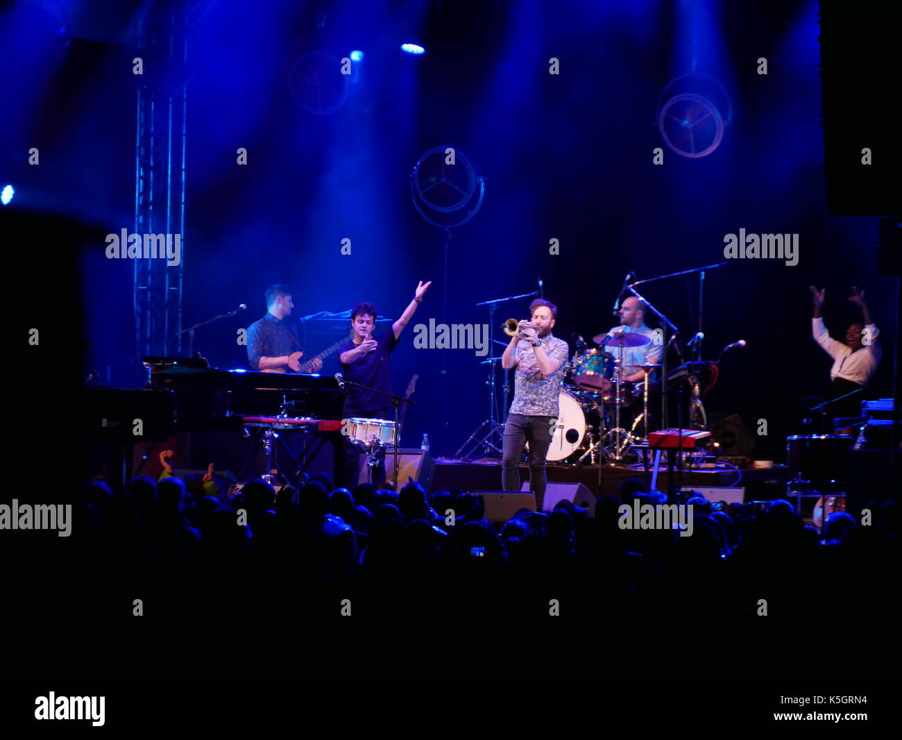 Nideggen, Allemagne. Lundi 09 septembre 2017. chanteur Jamie Cullum de quitter la scène pour son trompettiste rory Simmons, crédit : Markus faymonville/Alamy live news Banque D'Images