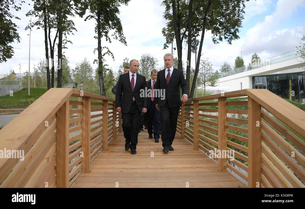 Le président russe Vladimir Poutine a visité la nouvelle zaryadye park par le maire de Moscou Sergueï Sobianine, droite, 9 septembre 2017 à Moscou, Russie. les 32 acres de parc urbain ouvert durant le 870e anniversaire de la fondation de Moscou. Banque D'Images