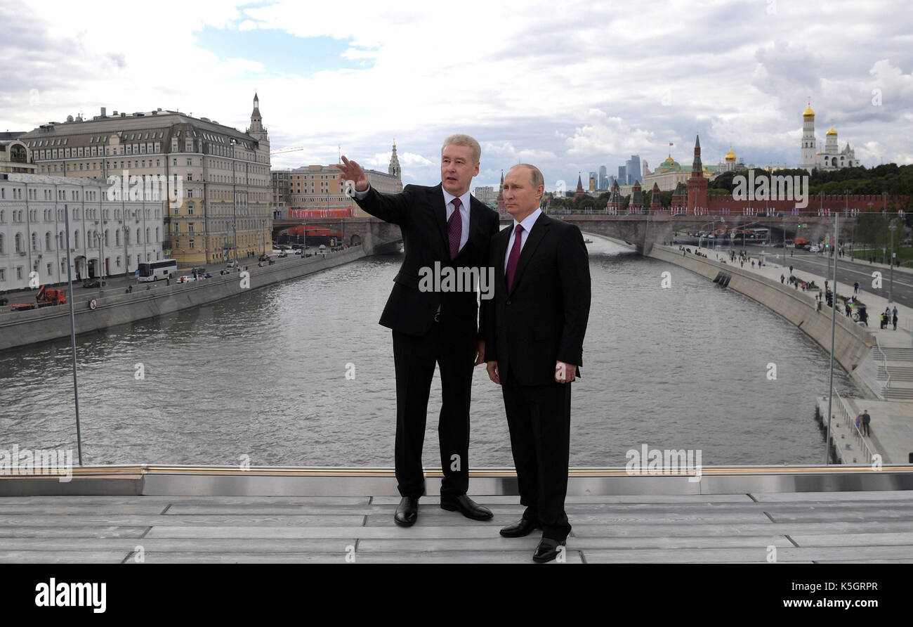 Le président russe Vladimir Poutine a visité la nouvelle zaryadye park par le maire de Moscou Sergueï Sobianine, gauche, 9 septembre 2017 à Moscou, Russie. les 32 acres de parc urbain ouvert durant le 870e anniversaire de la fondation de Moscou. Banque D'Images