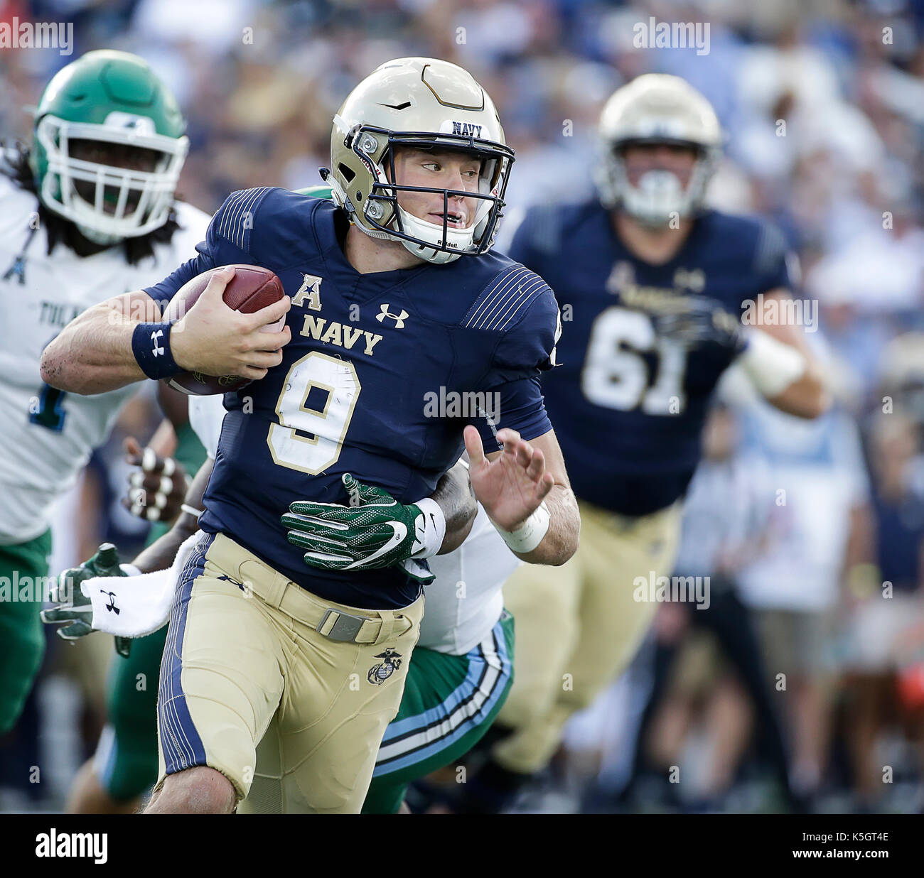 Annapolis, MD, USA. Sep 9, 2017. United states Naval Academy QB # 9 Zach 4444444444444 est saccagée par derrière au cours de NCAA football match entre les aspirants de l'académie navale des États-Unis et l'Université Tulane Green Wave à Navy Marine Corp Memorial Stadium à Annapolis, MD. Justin Cooper/CSM/Alamy Live News Banque D'Images