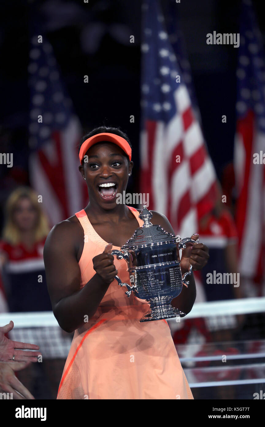 New York, États-Unis. 09Th Sep 2017. US Open de Tennis : New York, 9 septembre 2017 - Sloane Stephens des États-Unis tient son trophée après avoir battu les autres clés de Madison américain capturer son premier titre de l'US Open à Flushing Meadows., New York. Crédit : Adam Stoltman/Alamy Live News Banque D'Images