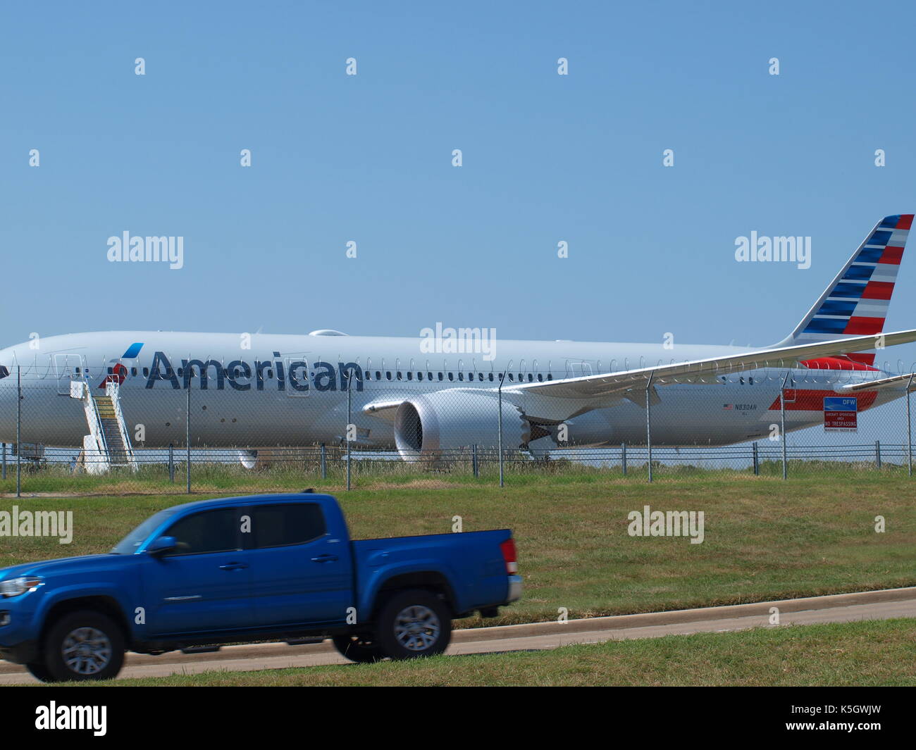 Dallas, USA, 09 septembre 2017. avec le pic de la saison des ouragans battant florida's Gulf coast, un beau jour d'automne a été un parfait après-midi à dépenser au Plaza du fondateur, l'aéroport international DFW à regarder certains vols internationaux, vols intérieurs et du patrimoine plans de couleurs d'american airlines s'afficher sur un lointain de circulation.dallaspaparazzo:crédit/Alamy live news Banque D'Images