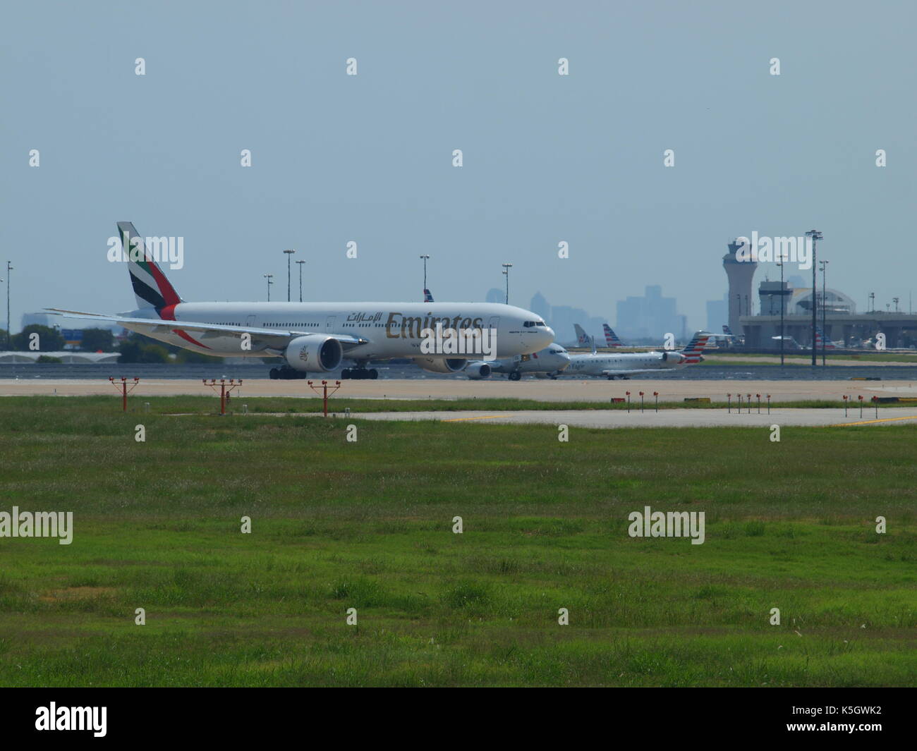 Dallas, USA, 09 septembre 2017. avec le pic de la saison des ouragans battant florida's Gulf coast, un beau jour d'automne a été un parfait après-midi à dépenser au Plaza du fondateur, l'aéroport international DFW à regarder certains vols internationaux, vols intérieurs et du patrimoine plans de couleurs d'american airlines s'afficher sur un lointain de circulation.dallaspaparazzo:crédit/Alamy live news Banque D'Images