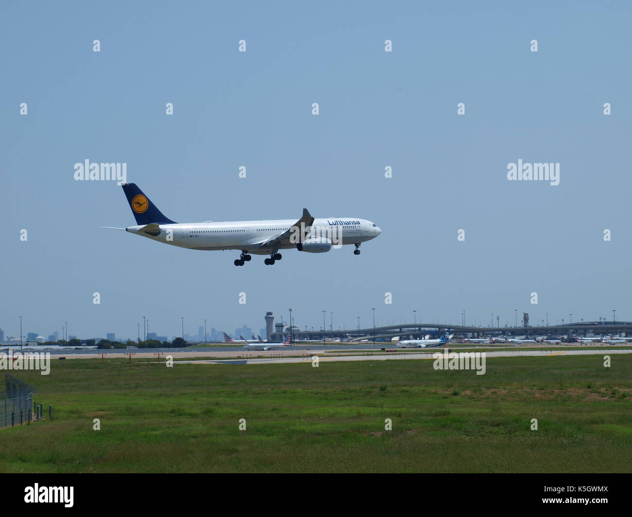 Dallas, USA, 09 septembre 2017. avec le pic de la saison des ouragans battant florida's Gulf coast, un beau jour d'automne a été un parfait après-midi à dépenser au Plaza du fondateur, l'aéroport international DFW à regarder certains vols internationaux, vols intérieurs et du patrimoine plans de couleurs d'american airlines s'afficher sur un lointain de circulation.dallaspaparazzo:crédit/Alamy live news Banque D'Images