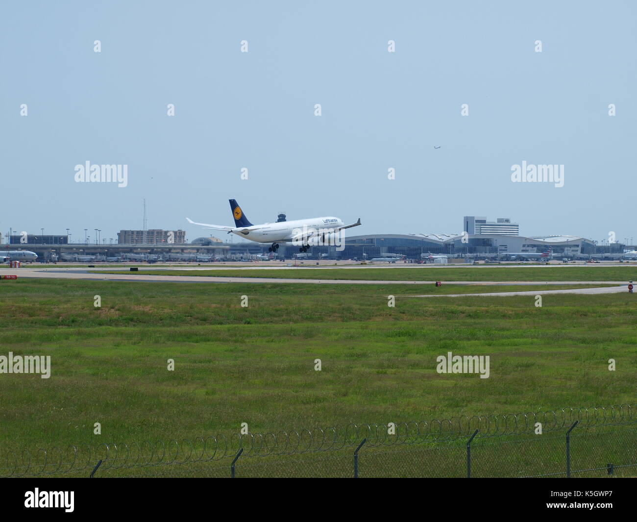 Dallas, USA, 09 septembre 2017. avec le pic de la saison des ouragans battant florida's Gulf coast, un beau jour d'automne a été un parfait après-midi à dépenser au Plaza du fondateur, l'aéroport international DFW à regarder certains vols internationaux, vols intérieurs et du patrimoine plans de couleurs d'american airlines s'afficher sur un lointain de circulation.dallaspaparazzo:crédit/Alamy live news Banque D'Images