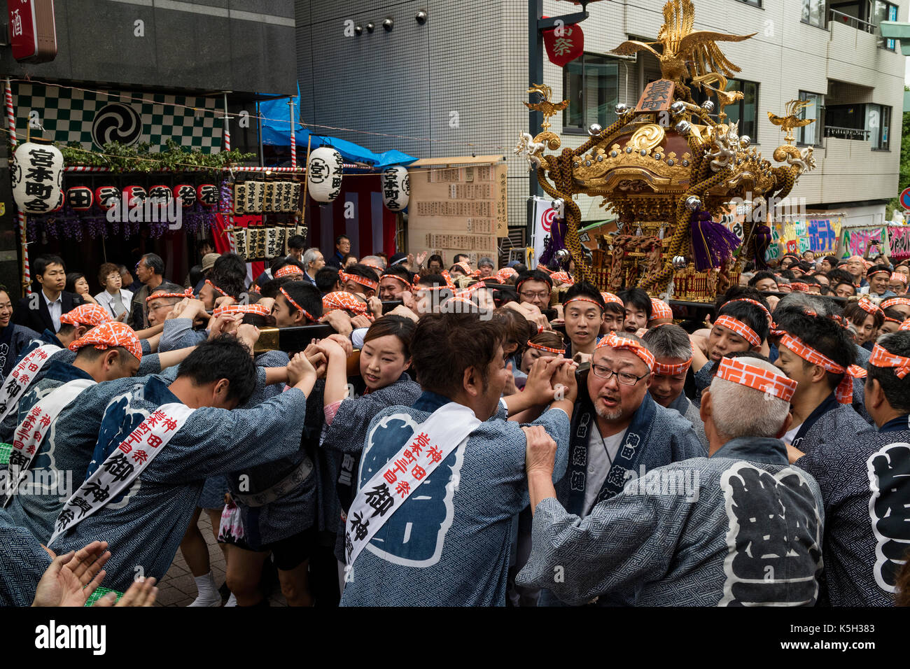 Tokyo, Japon - 14 mai 2017 : les participants habillés en kimono traditionnel exerce un matsuri au sanctuaire shinto kanda matsuri festival Banque D'Images