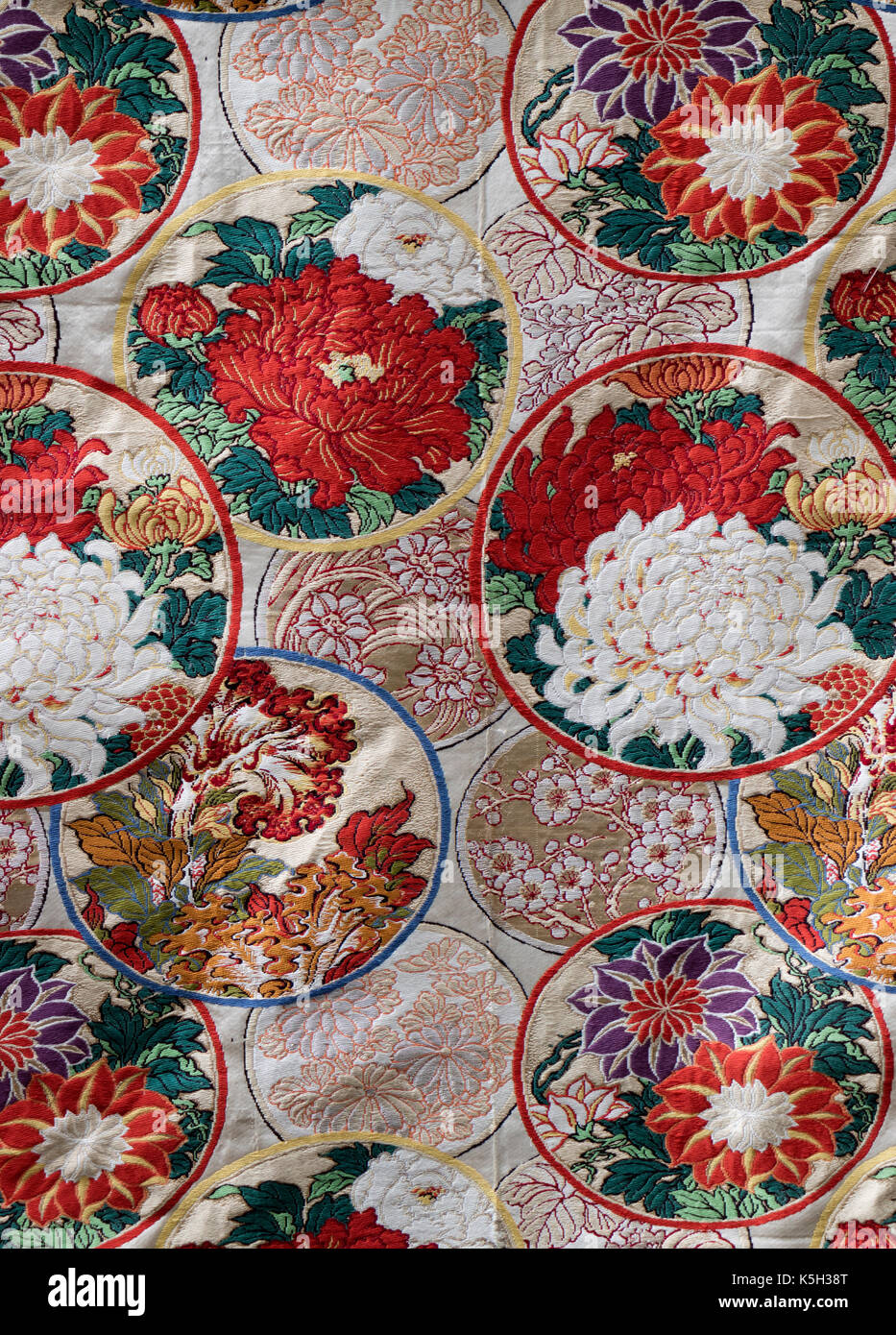 Tokyo, Japon - 14 mai 2017 : avec broderie de soie japonais flower design close up image complète de kimono Banque D'Images