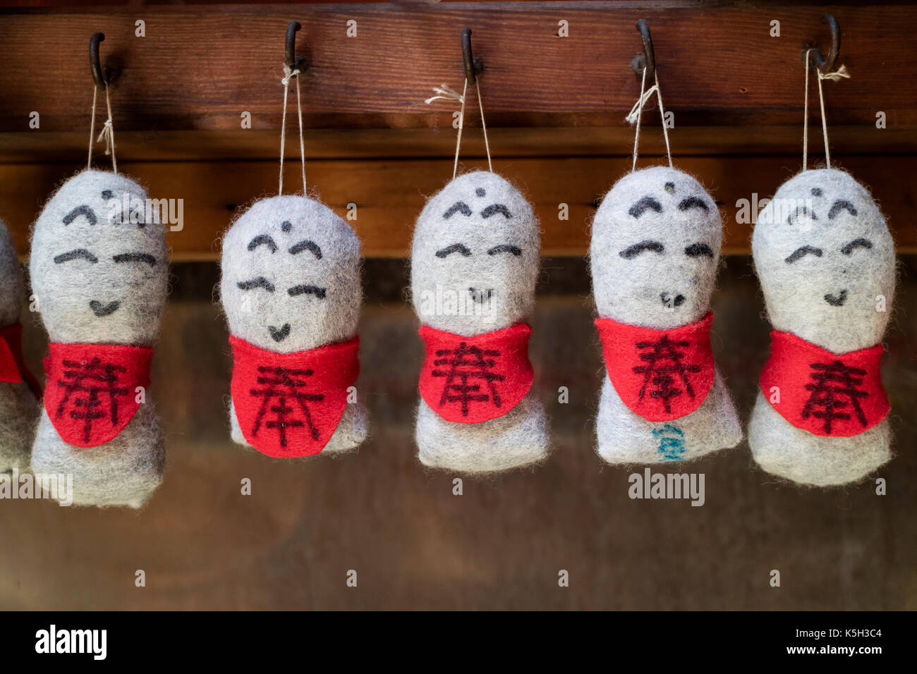 Kyoto - Japon, le 22 mai 2017 : Protection dolls suspendu à un temple japonais Banque D'Images