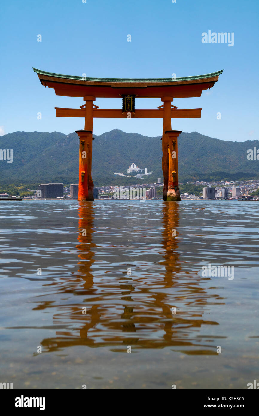 Miyajima - Japon, 26 mai 2017 : rouge torii du sanctuaire d'Itsukushima dans la mer près de Miyajima Banque D'Images