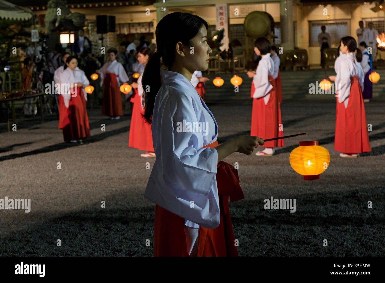 Hiroshima, Japon - 27 mai 2017 : mantō mitama matsuri à l'hiroshima gokoku-jinja, le spectacle de danse par les jeunes filles de culte 100 li lanterne Banque D'Images