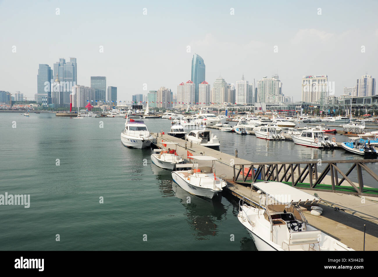Qingdao, Chine - Sep 15, 2012 port de Qingdao : belle vue sur l'horizon et la voile. Banque D'Images
