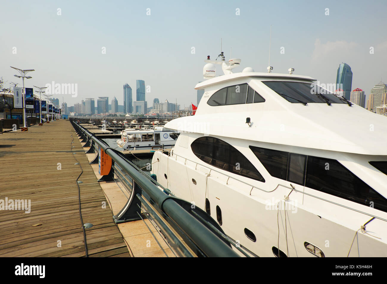 Qingdao, Chine - Sep 15, 2012 port de Qingdao : belle vue sur l'horizon et la voile. Banque D'Images