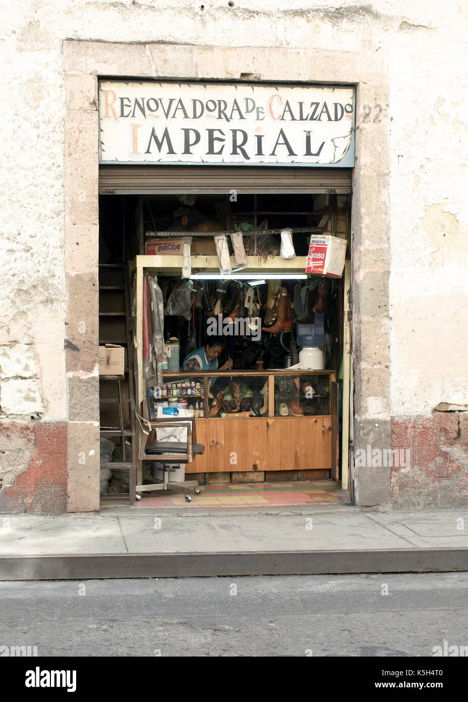 Morelia, Michoacan, Mexique - 2012 : un ancien atelier de réparation de chaussures dans le centre-ville. Banque D'Images