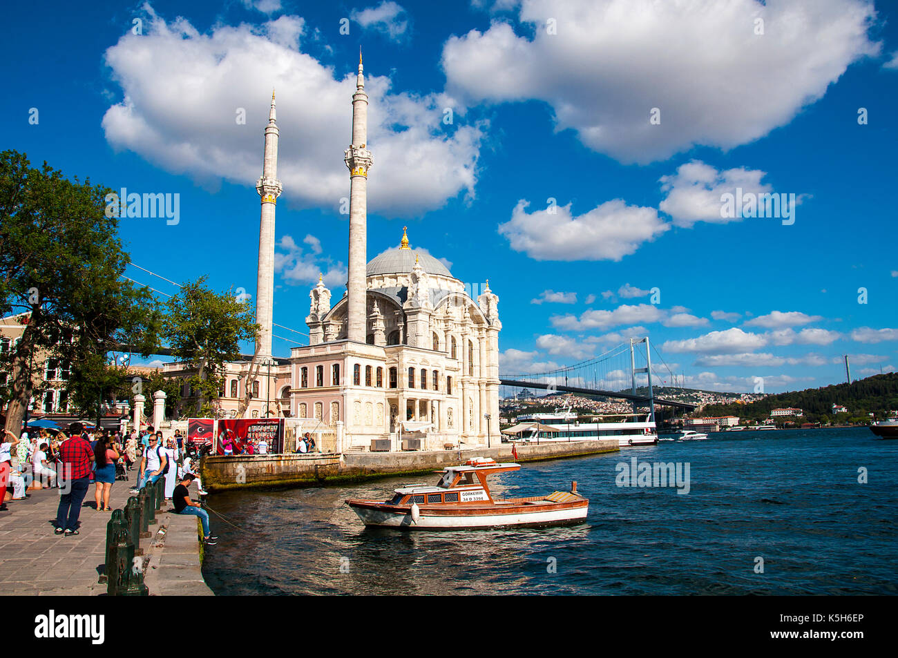 Istanbul, Turquie - 26 août 2017 : les peuples d'apprécier journée ensoleillée près de la mosquée d'Ortakôy ortakôy dans, sur la rive du Bosphore à Istanbul Banque D'Images