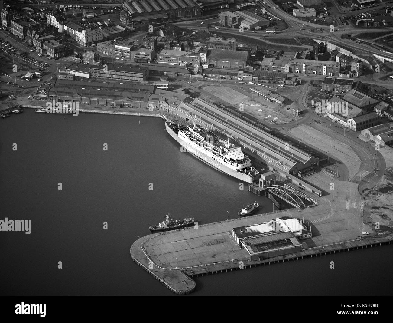 Vue aérienne d'un canal transversal Townsend-Thoresen traversier de passagers et de voitures en stationnement dans les docks de Southampton, Southampton, Hampshire, England, UK - Photo prise le lundi 14 février 1983 Banque D'Images