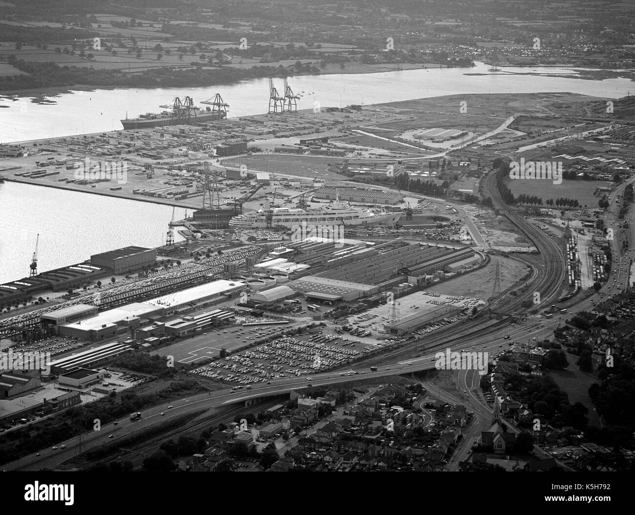 Vue aérienne de la nouvelle Docks et quais à conteneurs du port de Southampton y compris SS Canberra à la cale sèche du roi George V, Southampton, Hampshire, England, UK Banque D'Images