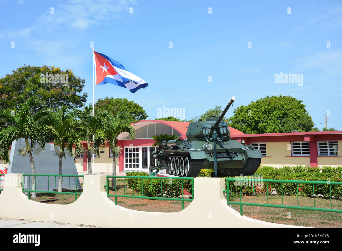Playa Giron, Cuba - juillet 24, 2016 : le musée de la baie des Cochons. réservoir et d'un drapeau en face du musée consacrée à l'échec de l'invasion de 1961. Banque D'Images