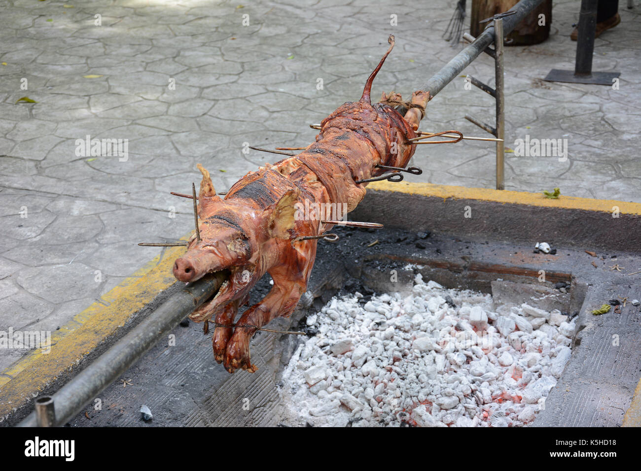 Cochon de lait rôti cuit à la broche Banque de photographies et d'images à  haute résolution - Alamy