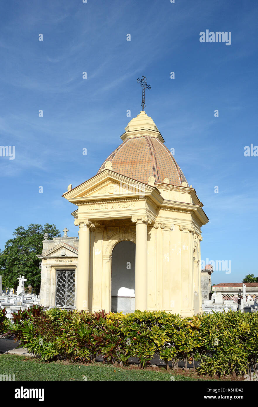La Havane, Cuba - juillet 22, 2016 : Le cimetière Colon. Un des nombreux mausolées élaborés à l'intérieur du cimetière Colon, La Havane, Cuba Banque D'Images