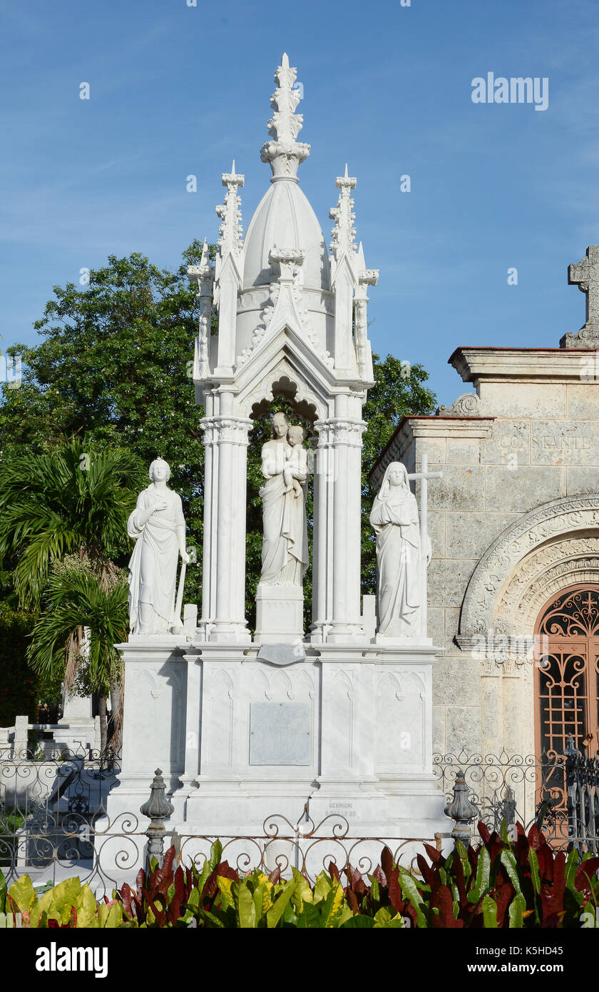 La Havane, Cuba - juillet 22, 2016 : Le cimetière Colon. Un des nombreux mausolées élaborés à l'intérieur du cimetière Colon, La Havane, Cuba Banque D'Images