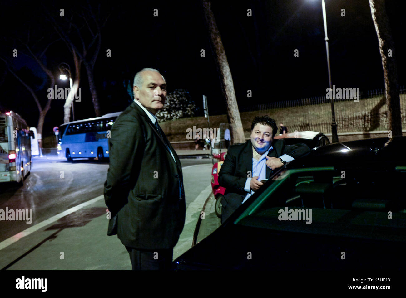 Les bus, les voitures et les motos et scooters lutte pour l'espace au cours de trafic de nuit à Athènes, Rome, le 23 septembre 2017. Banque D'Images