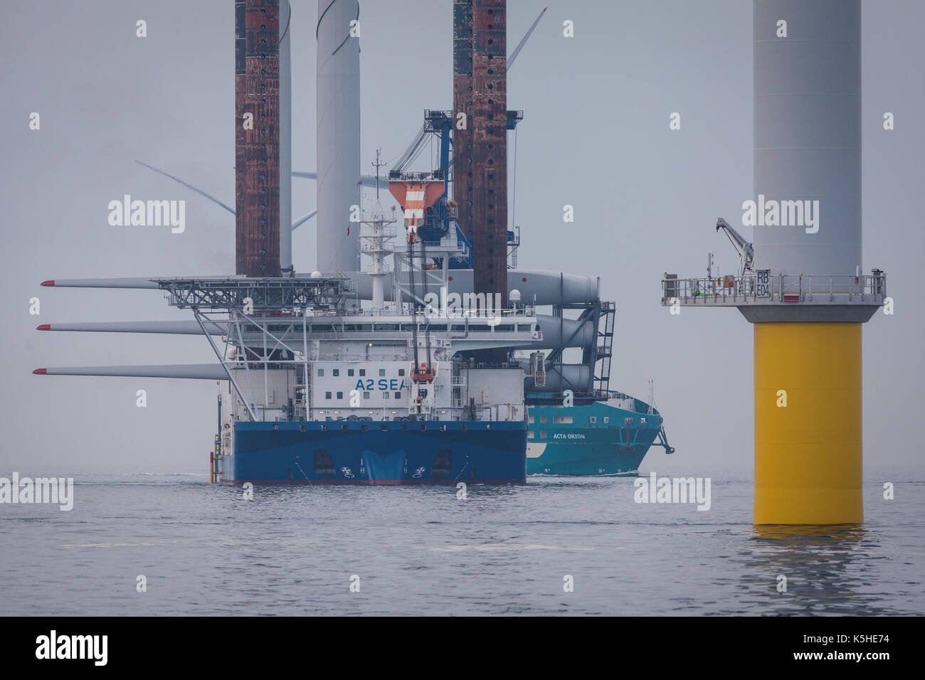 L'installation de l'éolienne en mer, bateau sur la race, d'installation d'éoliennes offshore Banque Banque D'Images