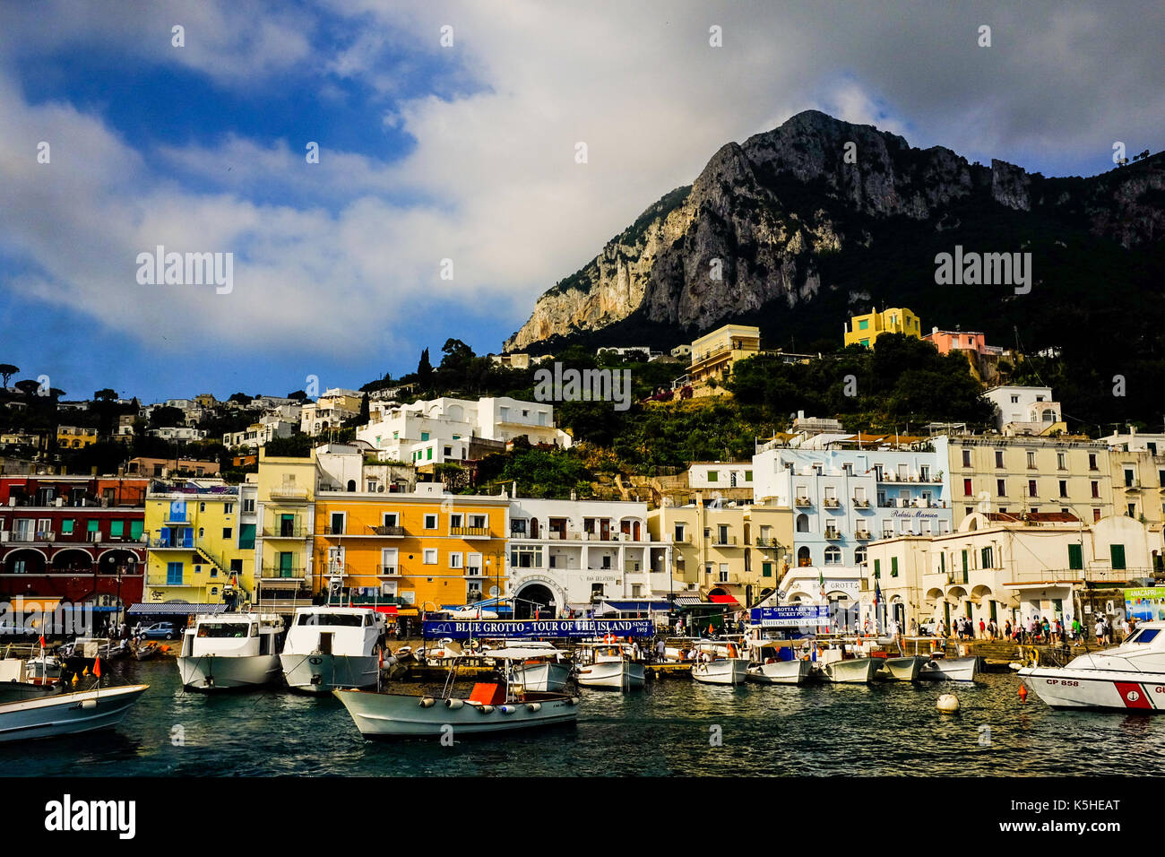 Vues générales de Capri, Italie y compris des personnes, des touristes, des boutiques, des falaises et de belles collines le 4 juillet 2016. Banque D'Images