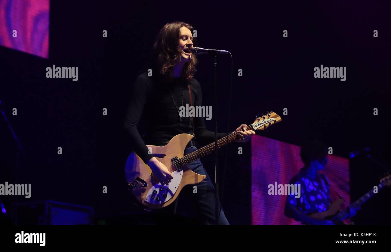 Tom Ogden des Blossoms se produit au cours du spectacle « We Aris Manchester », Dans un contexte de sécurité renforcée lors de la réouverture de l'arène de Manchester ce soir pour la première fois depuis l'attaque terroriste par le kamikaze Salman Abedi qui a fait exploser son appareil dans le foyer du lieu à la fin d'un concert d'Ariana Grande, Tuant 22 personnes et blessant des dizaines d'autres personnes le 22 mai. Banque D'Images