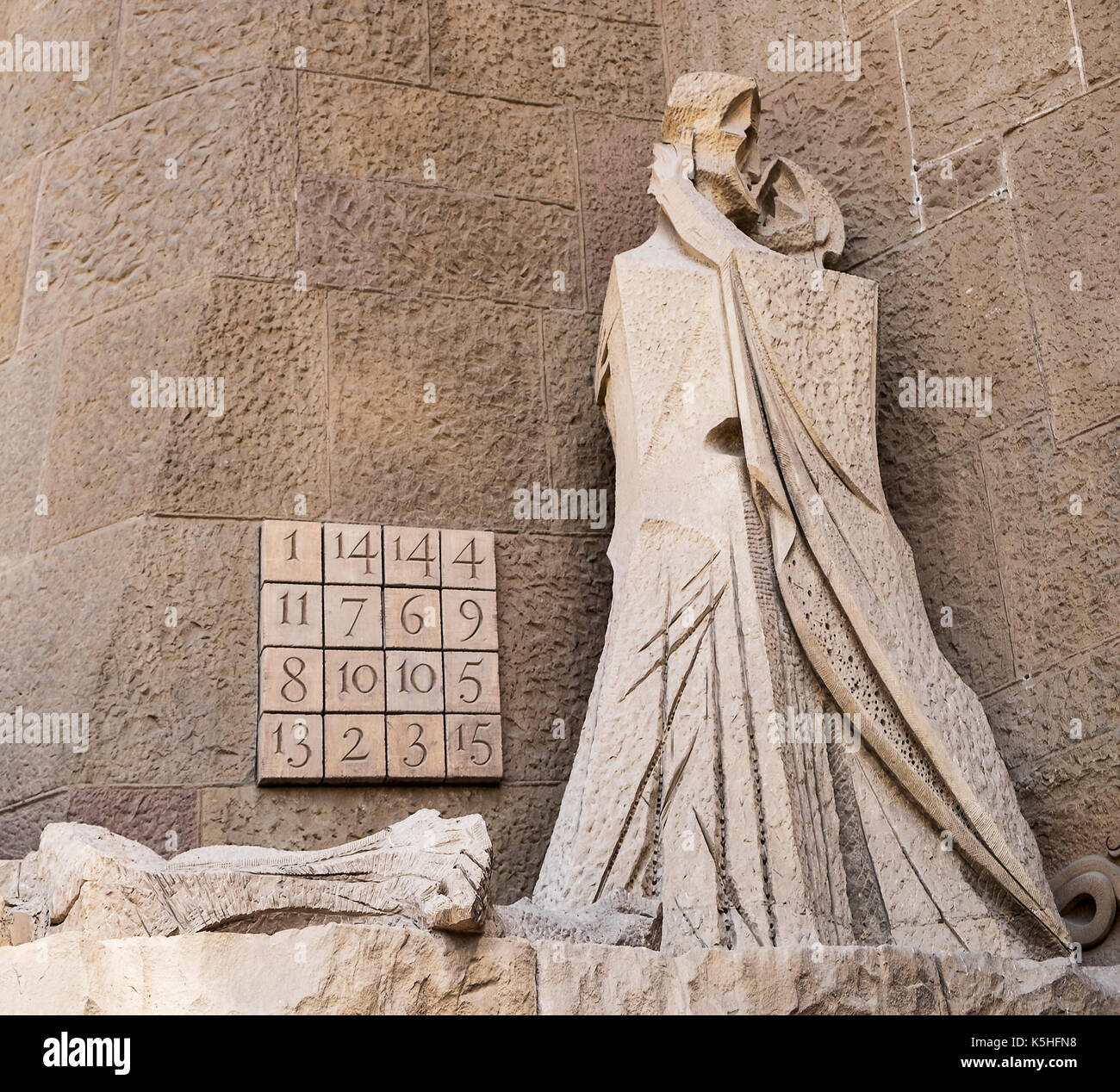 Barcelone, Espagne - 18 avril 2015 : une scène sur la façade de la passion de la sagrada familia dépeint Judas embrassant Jésus. les nombres dans le subircahs mag Banque D'Images