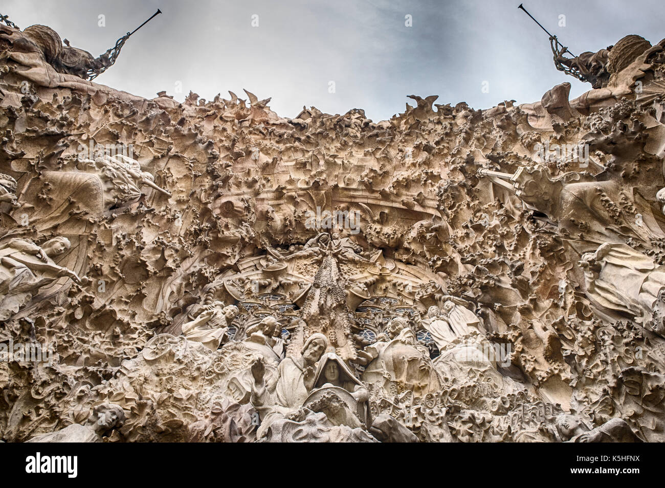 Barcelone, Espagne - 18 avril 2015 : une vue de la façade de la Nativité de la Sagrada Familia de Barcelone, vue de l'directement au-dessous de l'entrée principale. Banque D'Images