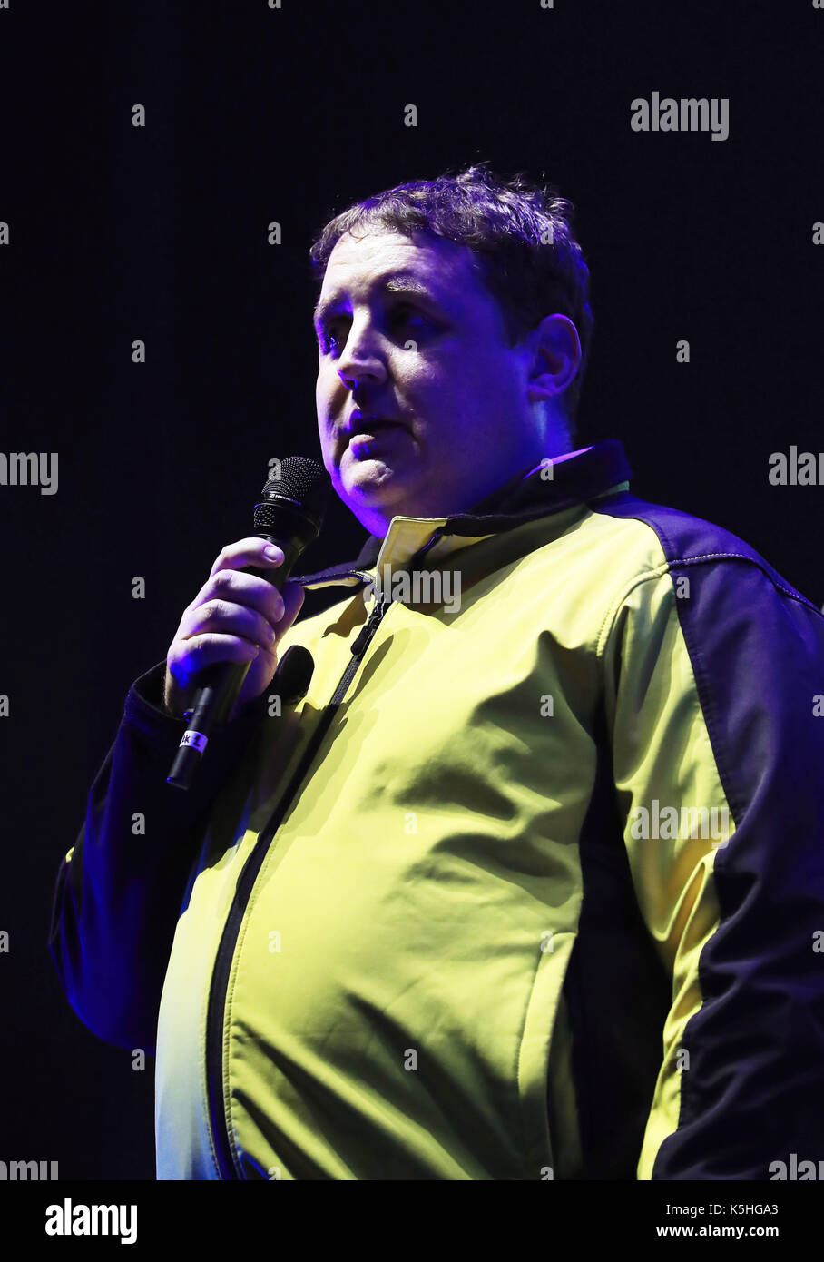 Peter Kay lors du salon We are Manchester, Dans un contexte de sécurité renforcée lors de la réouverture de l'arène de Manchester ce soir pour la première fois depuis l'attaque terroriste par le kamikaze Salman Abedi qui a fait exploser son appareil dans le foyer du lieu à la fin d'un concert d'Ariana Grande, Tuant 22 personnes et blessant des dizaines d'autres personnes le 22 mai. Banque D'Images