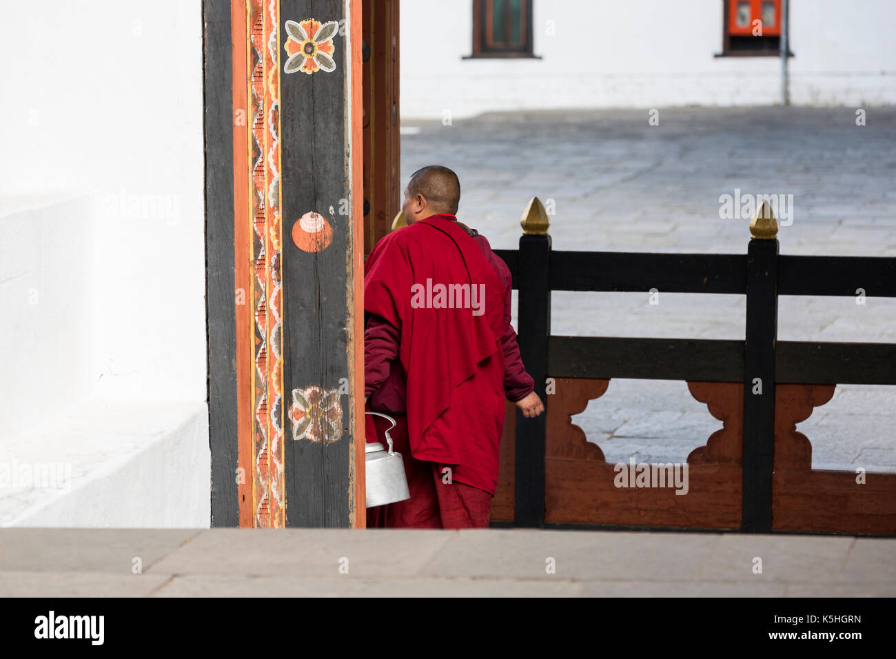 Le moine bouddhiste à l'tashichho dzong à Thimphu, Bhoutan de l'ouest Banque D'Images