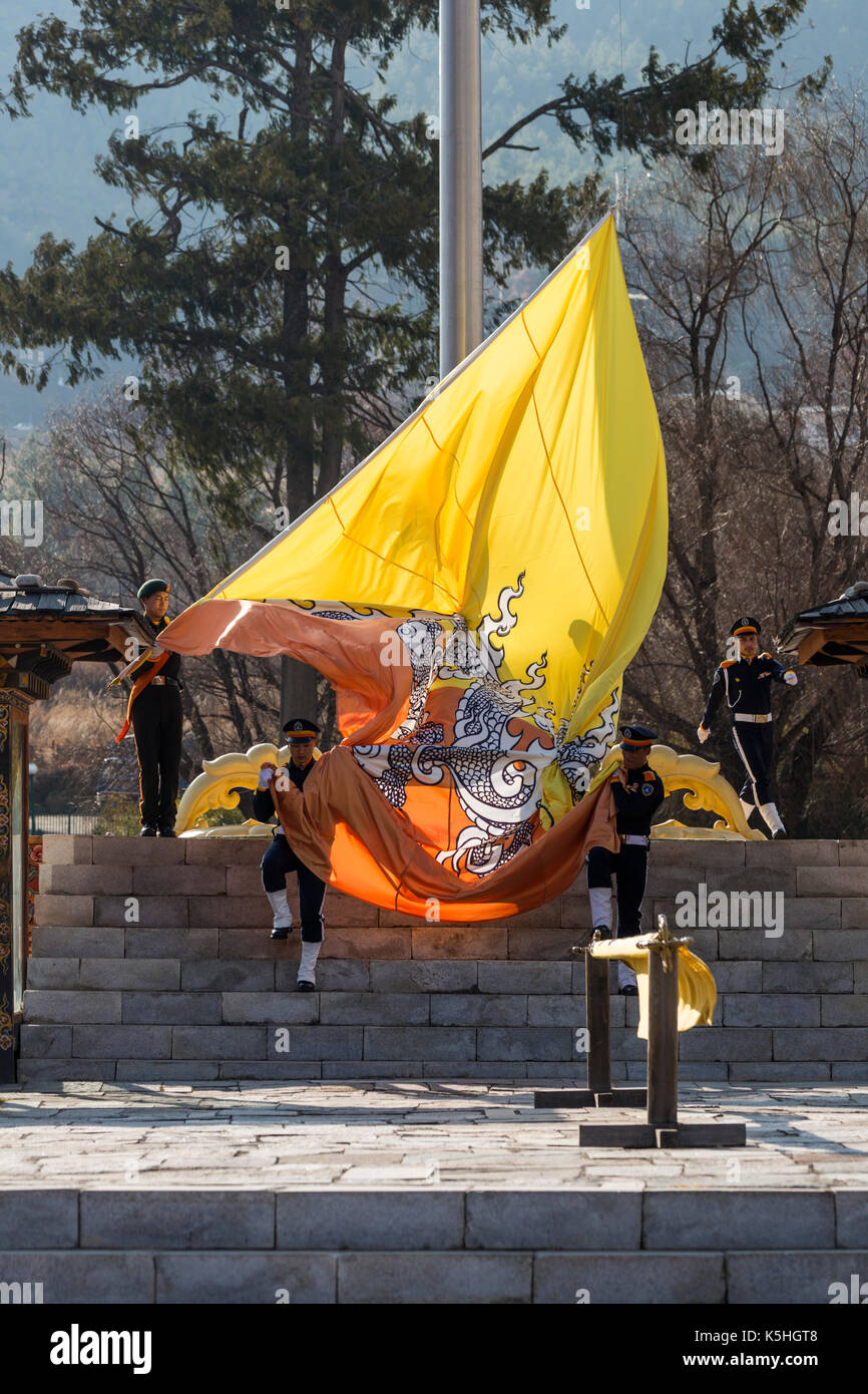 L'abaissement du drapeau cérémonie à l'tashichho dzong à Thimphu, Bhoutan de l'ouest Banque D'Images