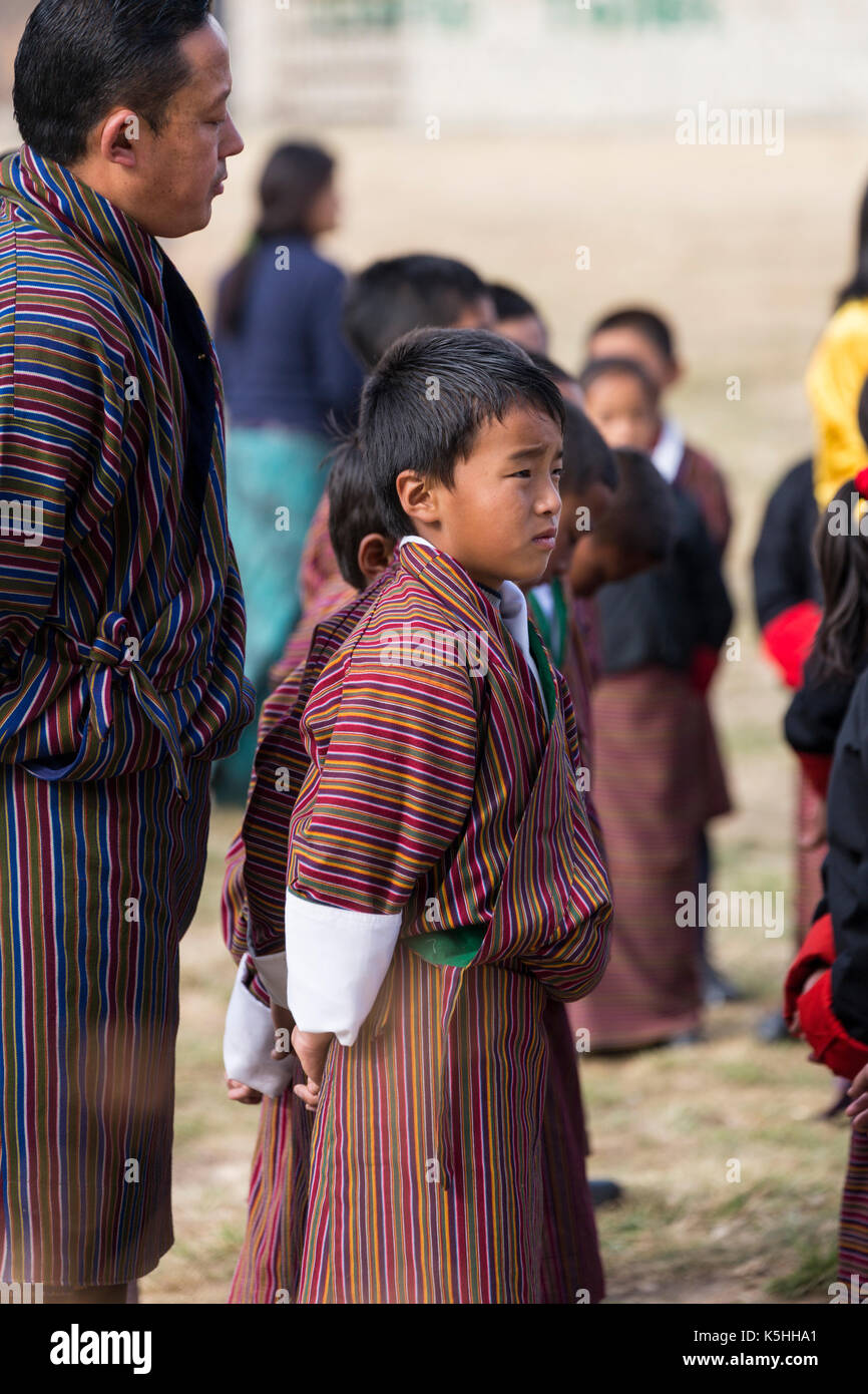 Matin assemblée générale et nos prières à l'école primaire en gangrithang jakar, le Bhoutan central. Banque D'Images