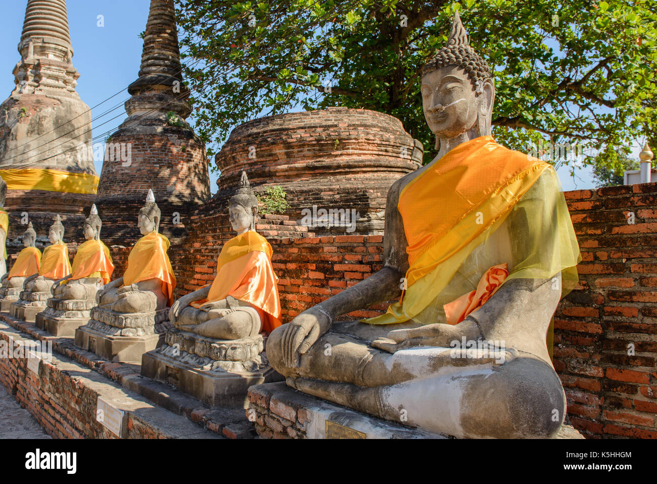 Statues de Bouddha assis bouddha méditant. dans d'anciennes ruines à Ayutthaya, Thaïlande. Banque D'Images