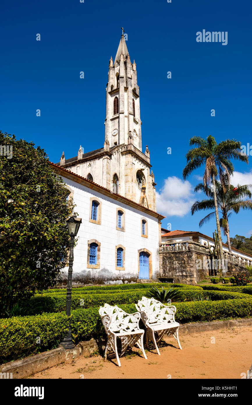 Jardins avant et principal logement du sanctuaire de Caraca, une réserve naturelle avec une église néo-gothique, CATAS Altas, Minas Gerais, Brésil. Banque D'Images