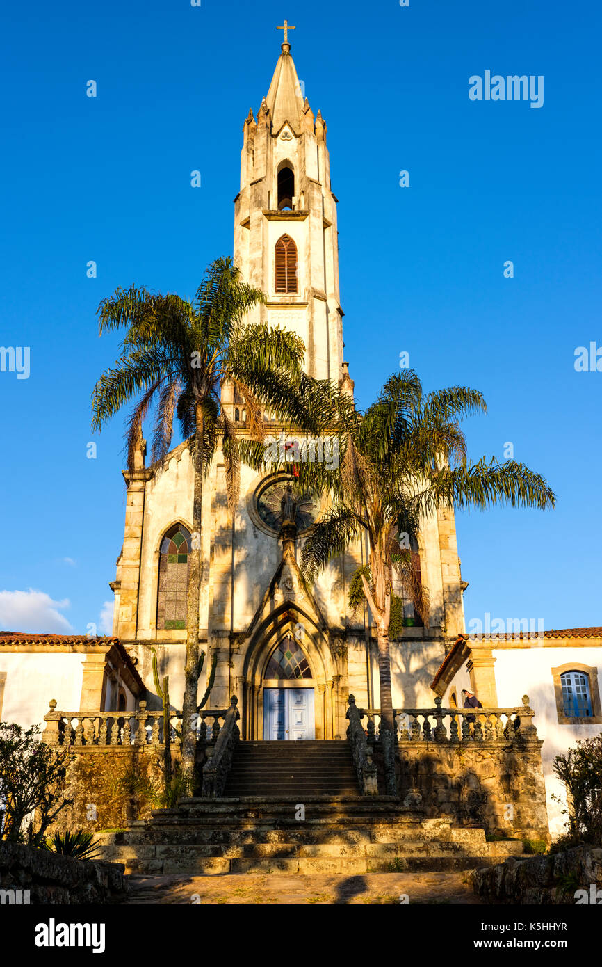Vue avant du sanctuaire Caraca panorama'église néo-gothique au crépuscule, bâtiment principal, Minas Gerais, Brésil. Banque D'Images