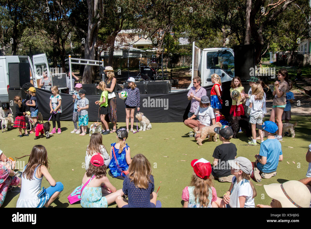 Des enfants d'écoles primaires australiennes avec leurs chiens de compagnie lors d'un concours canin local de fête foire, Sydney, Nouvelle-Galles du Sud, Australie Banque D'Images