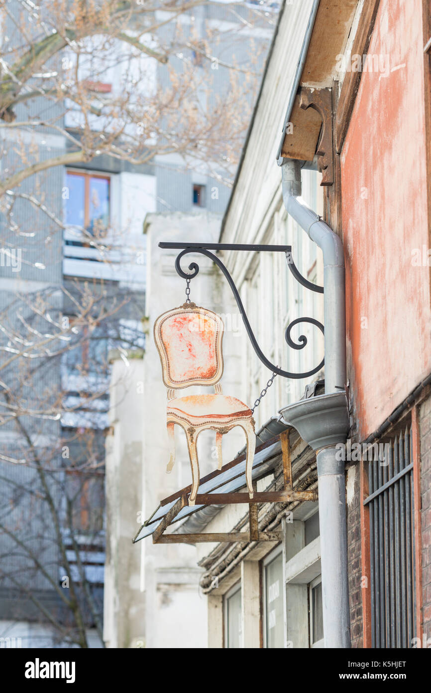 Paris, France - 2 mars 2016 : shop signe composé d'un fauteuil suspendu au-dessus d'une boutique dans le passage lhomme de la rue de Charonne dans le 11ème, Banque D'Images