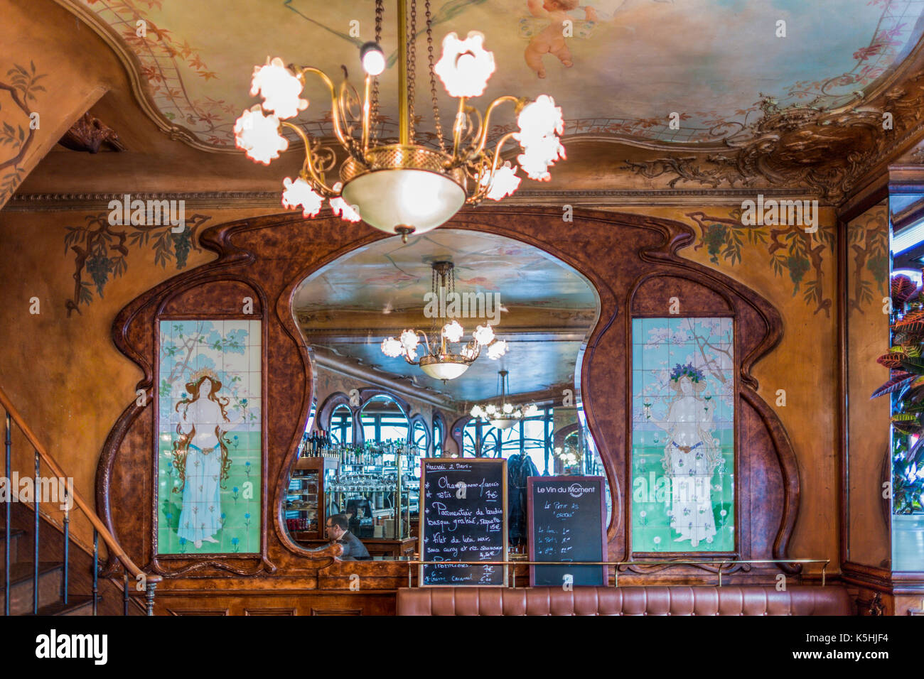 Man sitting at table reflètent dans un grand miroir à l'intérieur art nouveau, de chez paul, bar, bistro, restaurant sur la rue de Charonne, Paris Banque D'Images