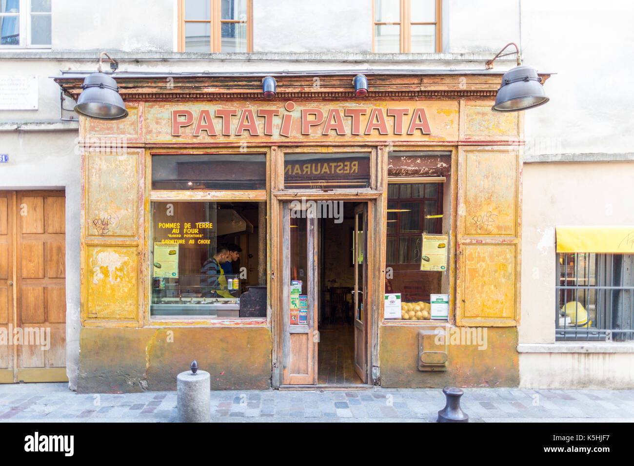 Patati patata une pomme de terre au restaurant de la rue de Lappe dans le 11ème, Paris. Banque D'Images
