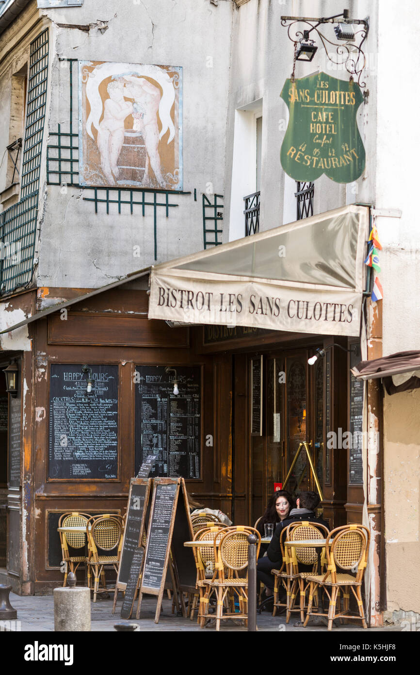 Les personnes mangeant à l'extérieur de la résidence les sans-culottes restaurant sur la rue de Lappe dans le 11ème, Paris Banque D'Images