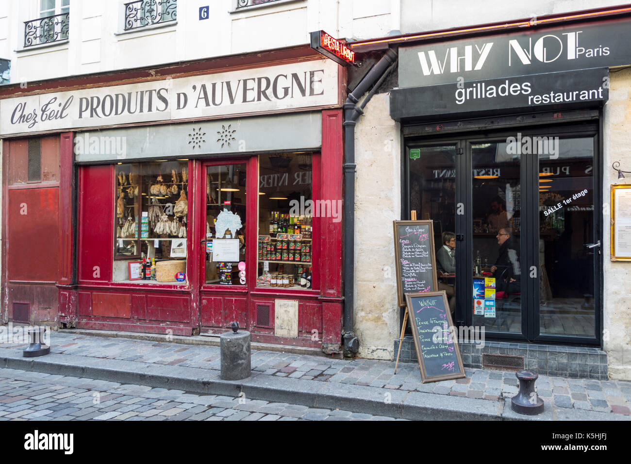 Produits d'Auvergne et restaurants de la rue de Lappe dans le quartier Quinze-Vingts de Paris Banque D'Images