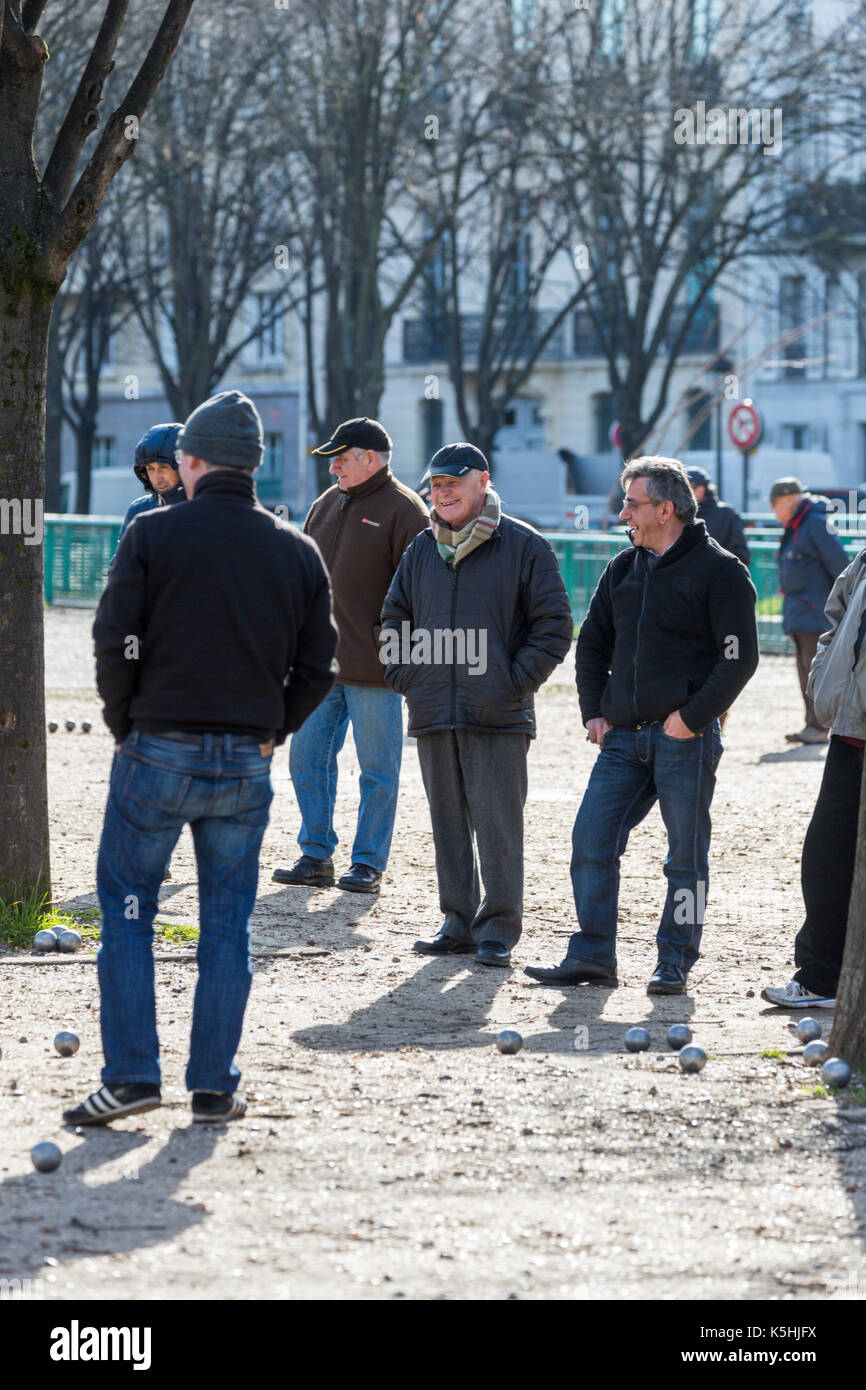 Les hommes boulodrome dans le parc près des invalides, Paris Banque D'Images