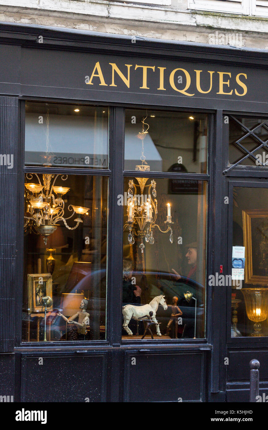 À la recherche d'une fenêtre d'antiquités boutique dans le 7ème arrondissement de paris Banque D'Images